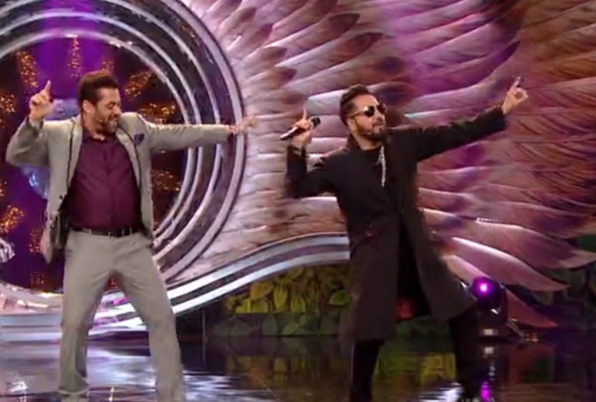 Bigg Boss 15 Salman Khan played dhol with Mika Singh and also did Bhangra