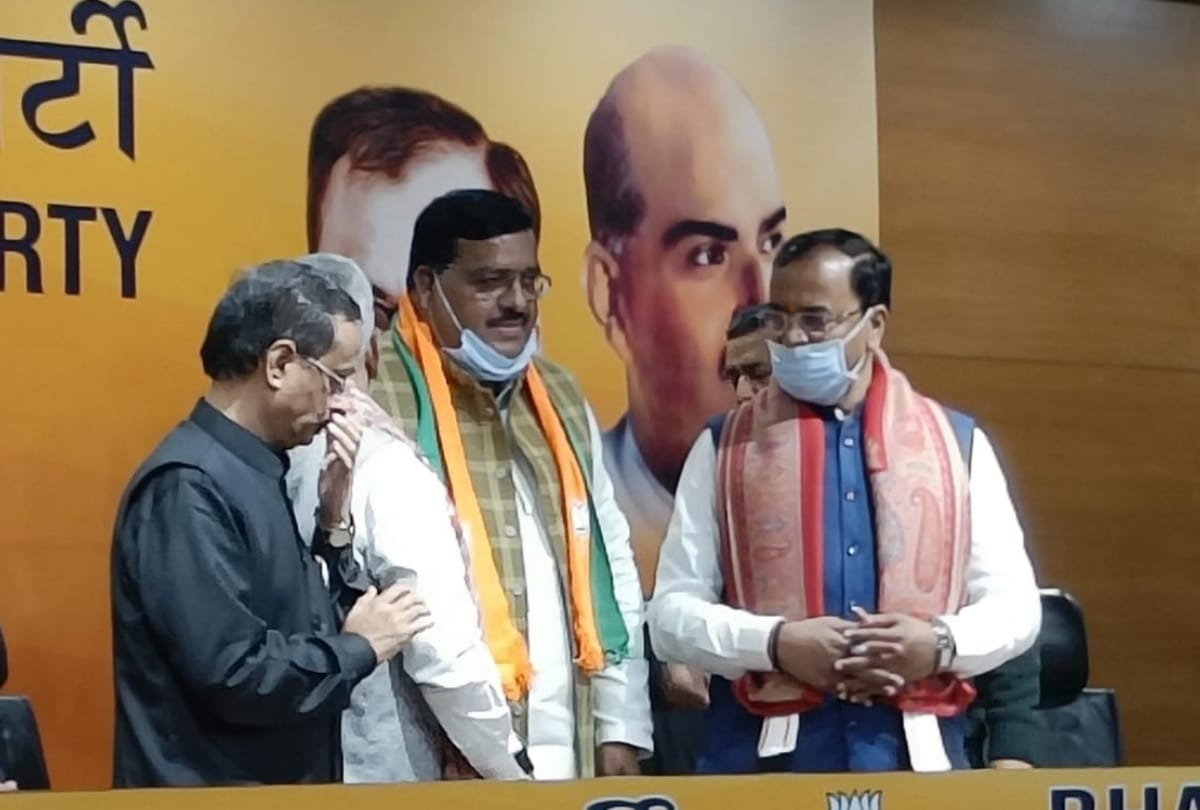 Haji Rizvan resigns from Samajwadi party.