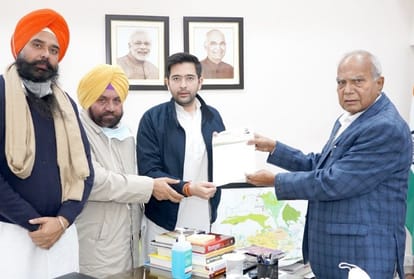 चंडीगढ़ में गवर्नर से मिले आप के नेता।
