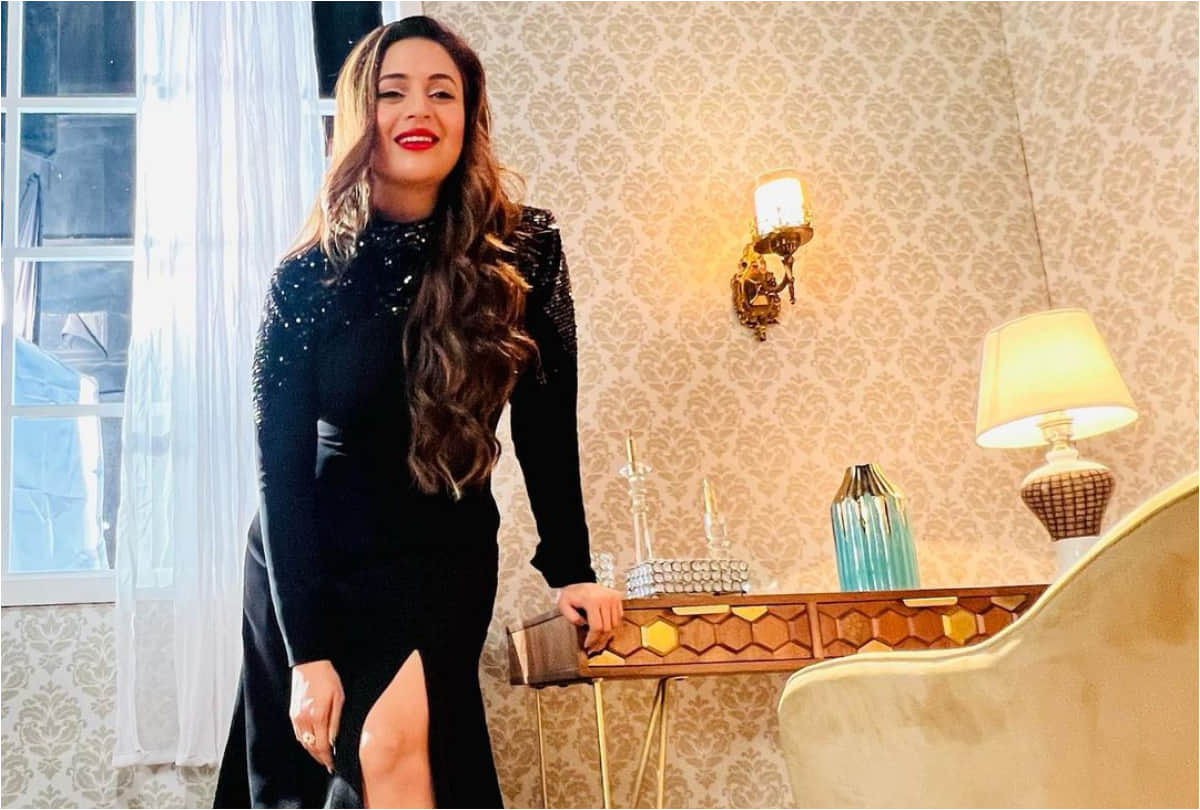 divyanka tripathi become glamorous wear black thigh high slit dress groove on trendy song