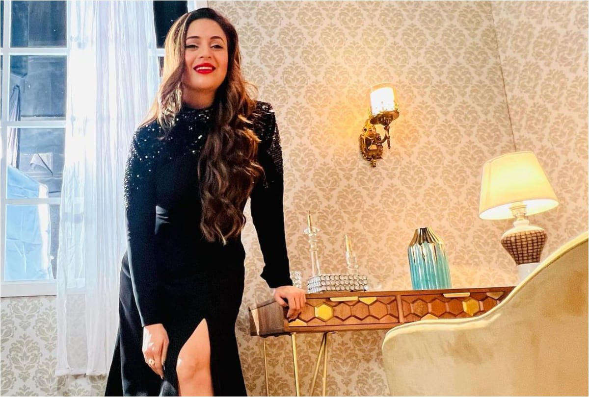 divyanka tripathi become glamorous wear black thigh high slit dress groove on trendy song