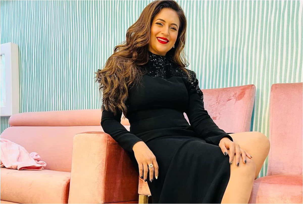 divyanka tripathi become glamorous wear black thigh high slit dress groove on trendy song