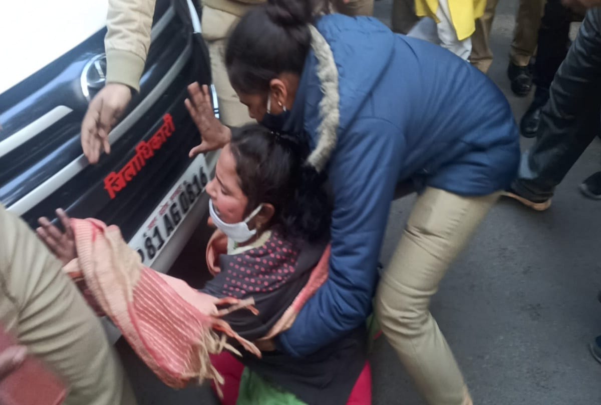 anger of candidates on cancellation of nomination DM was besieged by protest woman lying in front of car