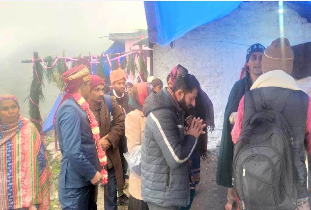Somewhere on foot for 40 km in the snow, somewhere the groom arrived to bring the bride in JCB, see photos