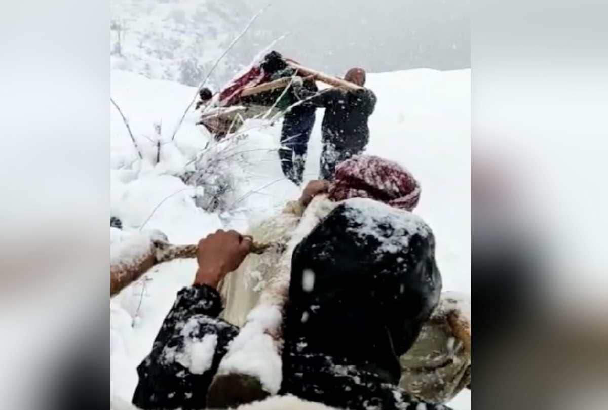 Somewhere on foot for 40 km in the snow, somewhere the groom arrived to bring the bride in JCB, see photos