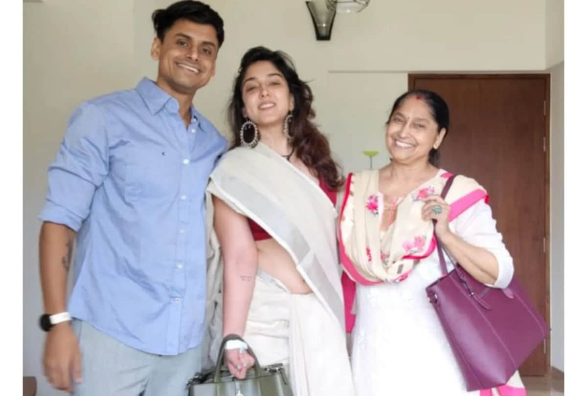 Aamir Khan  Daughter Ira Looks Stunning Khadi Saree Borrowed Boyfriend Nupur Maa