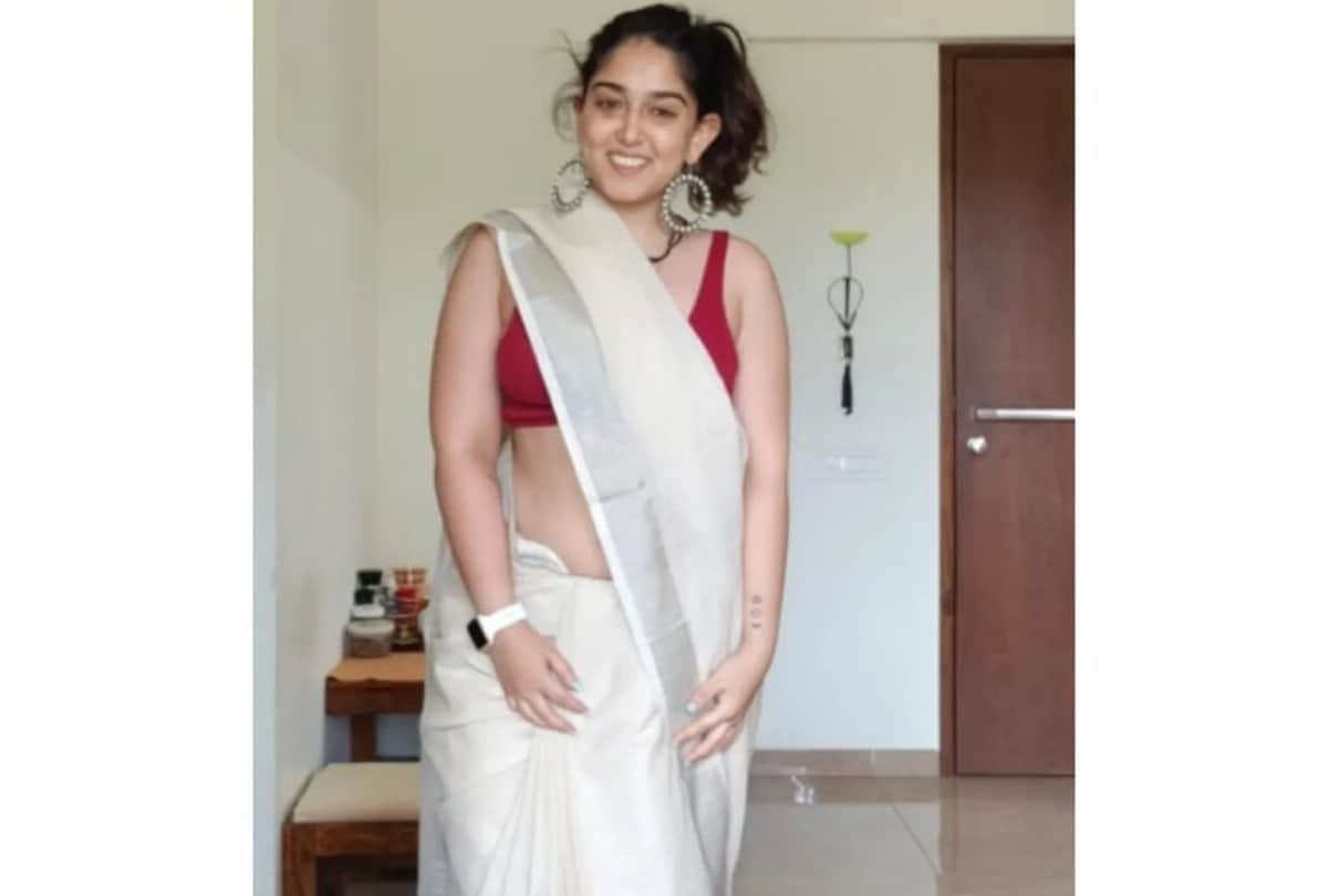 Aamir Khan  Daughter Ira Looks Stunning Khadi Saree Borrowed Boyfriend Nupur Maa