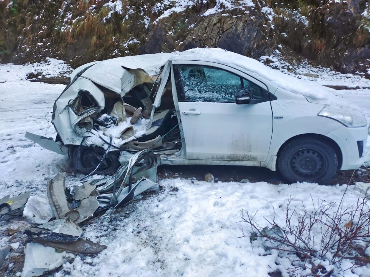 Stones fell from the hill, many tourist vehicles damaged