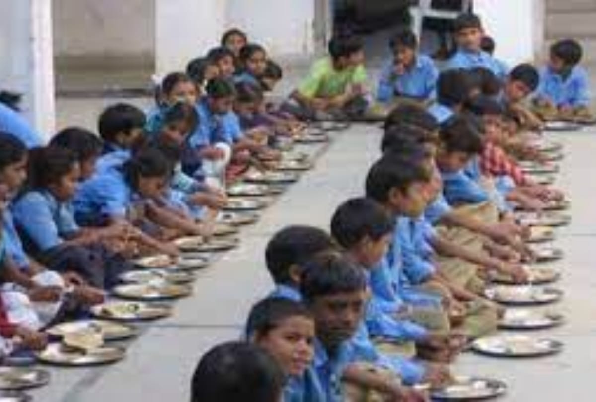 mid day meal controversy, Student Refusal to eat food prepared by Bhojanmata Of scheduled caste 