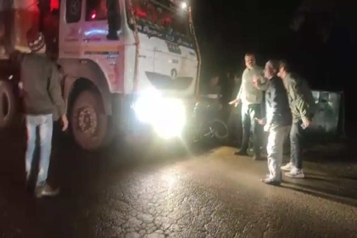 UP News: Truck accident in Bijnor and one youth injured