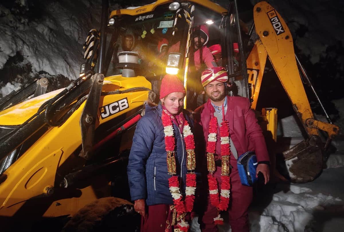 Snowfall in Himachal Pradesh: Bride and Groom Takes a JCB Ride to Reach Wedding Venue in Sirmour