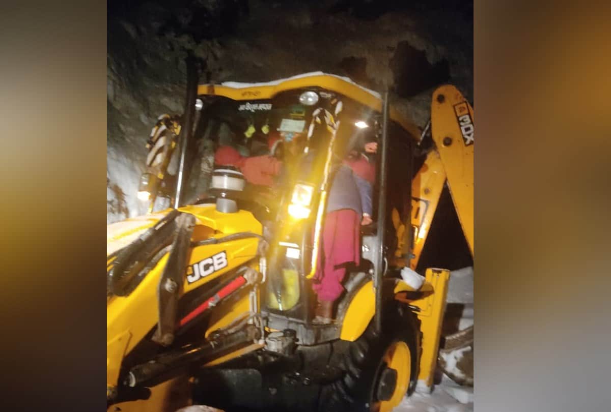 Snowfall in Himachal Pradesh: Bride and Groom Takes a JCB Ride to Reach Wedding Venue in Sirmour
