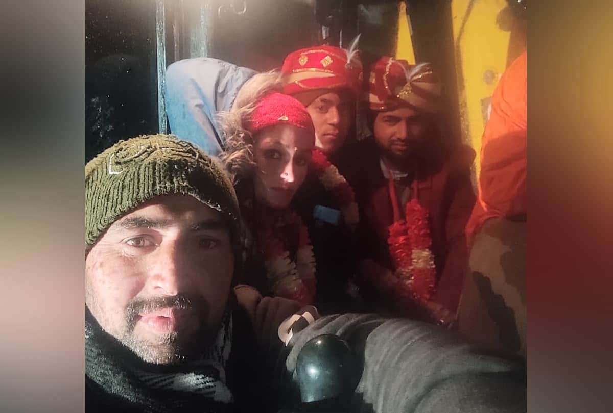 Snowfall in Himachal Pradesh: Bride and Groom Takes a JCB Ride to Reach Wedding Venue in Sirmour