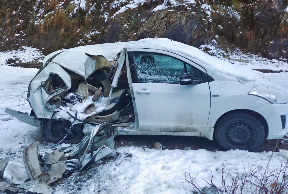 boulder falls on car in kullu himachal pradesh