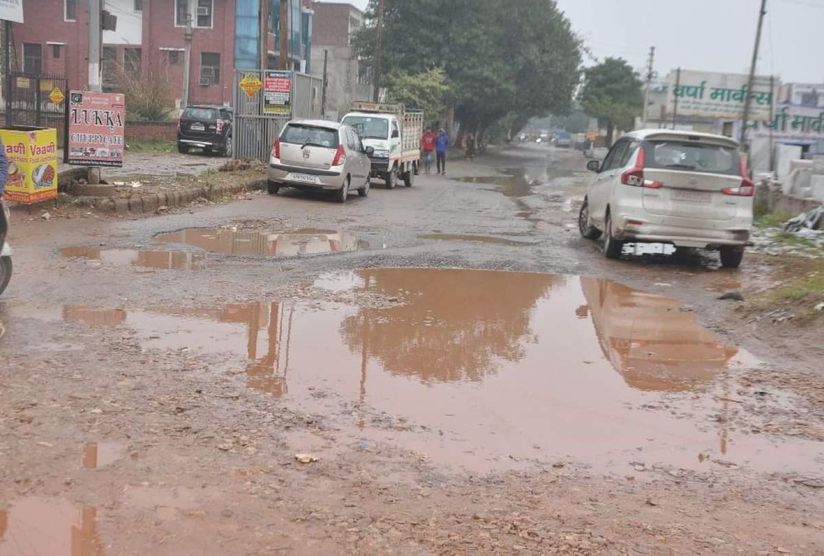 Three lakh people will walk through potholes and mud-filled roads to cast vote in Agra