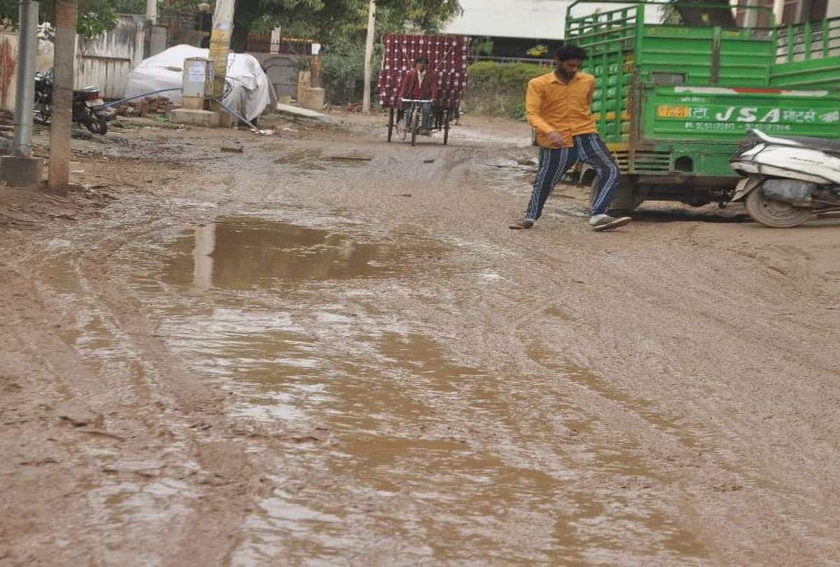 Three lakh people will walk through potholes and mud-filled roads to cast vote in Agra