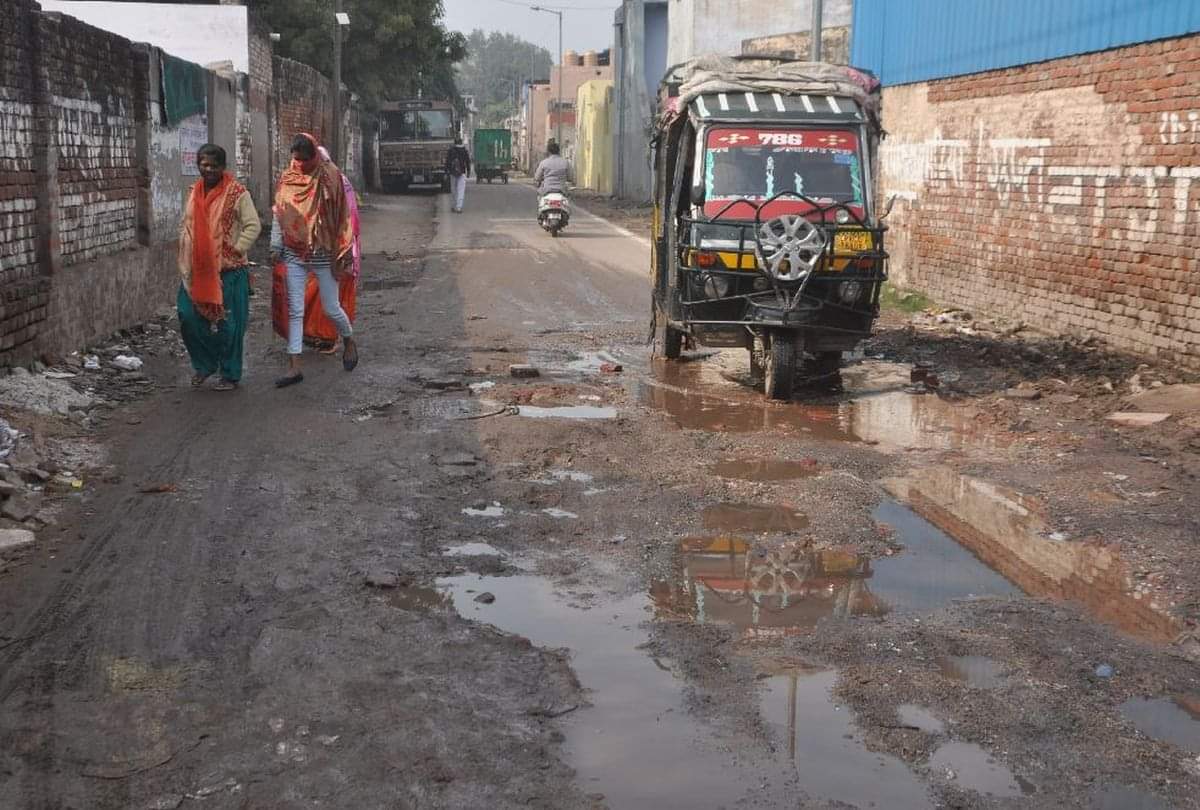 Three lakh people will walk through potholes and mud-filled roads to cast vote in Agra