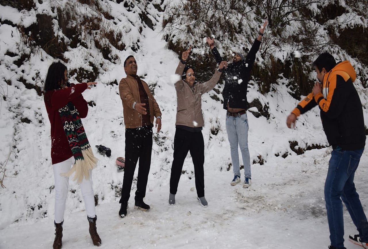 uttarakhand weather update: snowfall in nainital, tourist enjoying, see photos