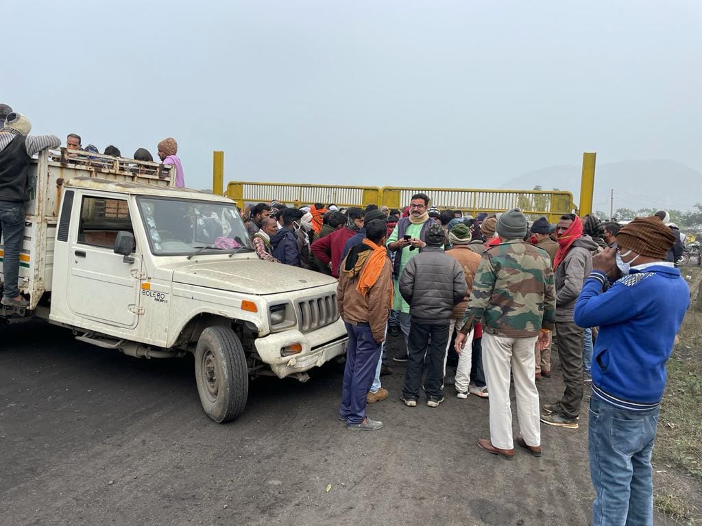 Accident in Iron Plant singrauli Villagers protest after scorched workers death demand for job and compensation to dependents