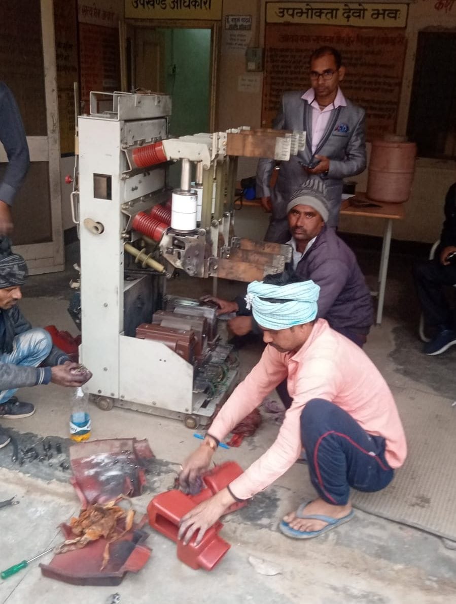 Kanpur Dehat : Electricity of thousands of houses going off due to fault, people got upset