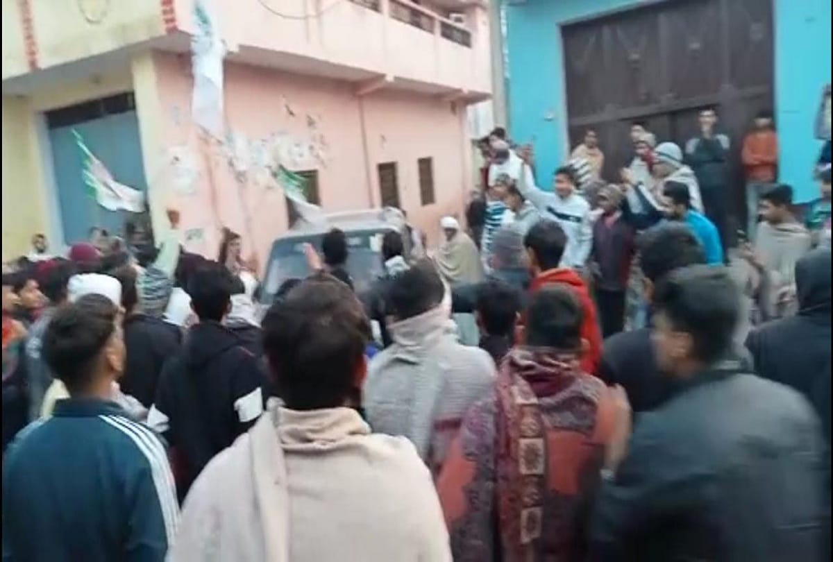 UP Election 2022 Stones pelted on BJP candidate convoy in Meerut, glass of many vehicles broken