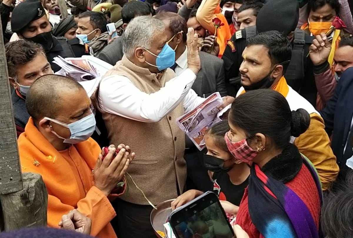 UP Election 2022 Yogi Adityanath door to door campaign in Ghaziabad meets two girls ask them about fear of roming out got this reply