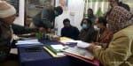 15 लाख नकदी मिलने पर कार्रवाई करती आयकर विभाग की टीम व पुलिस।