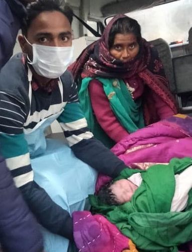 hardoi news,Delivery done in ambulance, mother and child safe