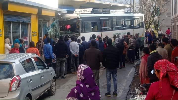Road accident in Dhundan, 18 passengers including driver injured
