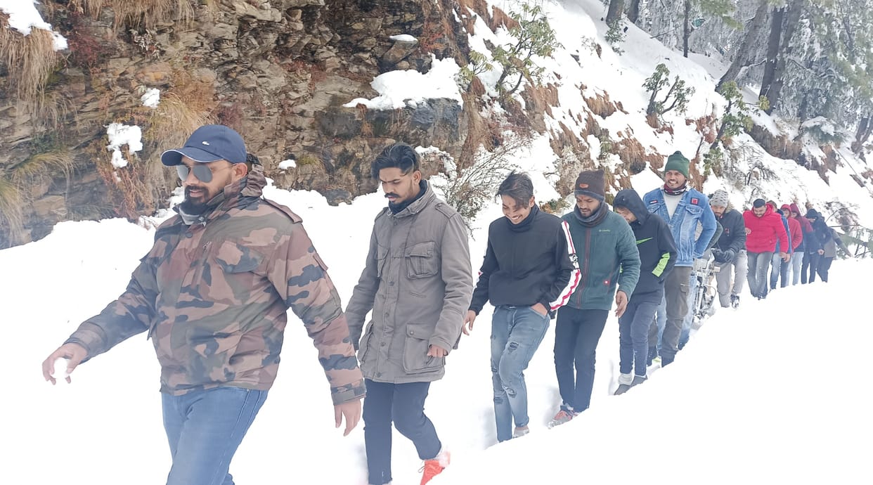 150 tourist were facing problem in haripudhar due to heavy snowfall and roads blocked after 4 days 100 tourist went to their nativ place