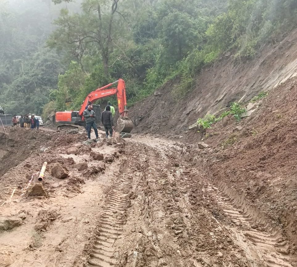 Debris again came on Kotdwar-Pauri highway, jammed for an hour