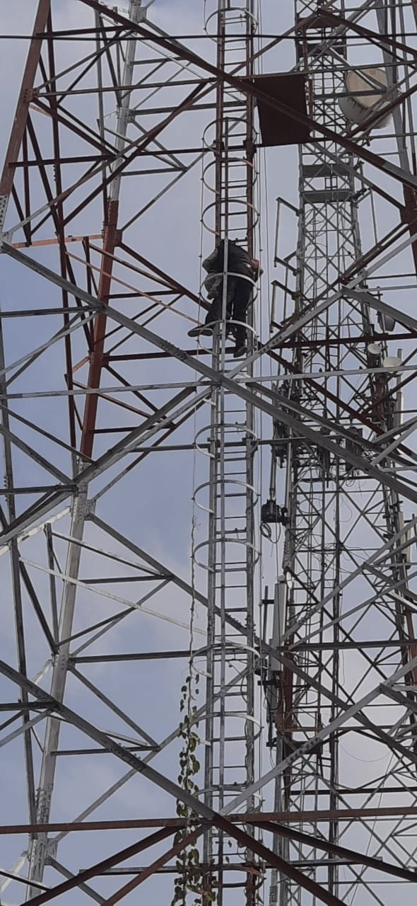 When the wife went to her maternal home, the young man climbed the mobile tower with the children