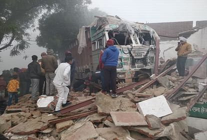 house collapsed due to truck collision in Agra