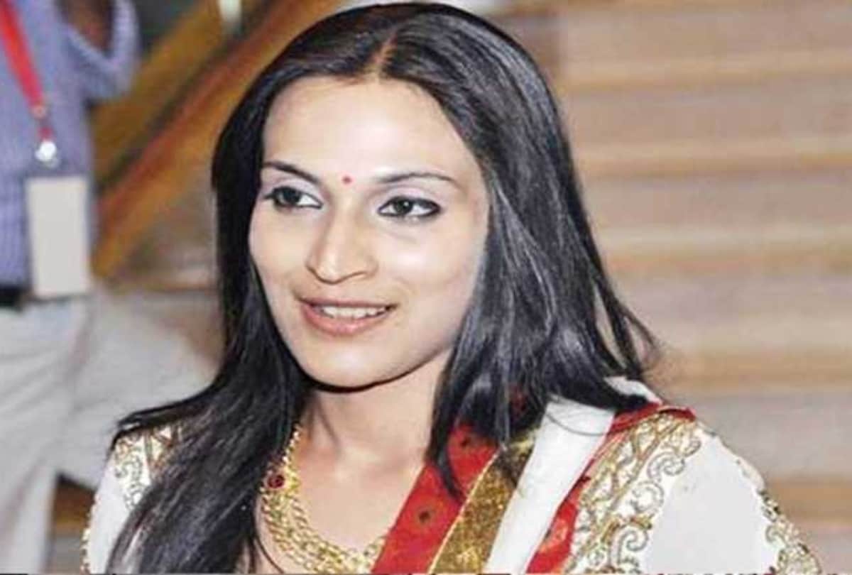 Rajinikanth daughter Aishwarya Rajinikanth to make her debut in Bollywood with film Oh Saathi Chal