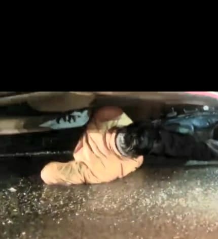 The young man trapped under the truck came out alive after an hour