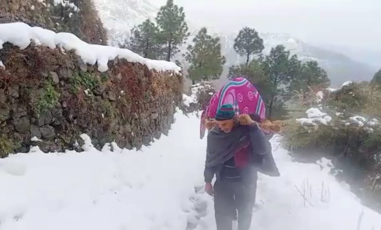 In snowfall, the mother was taken home by walking 5 km in a palanquin