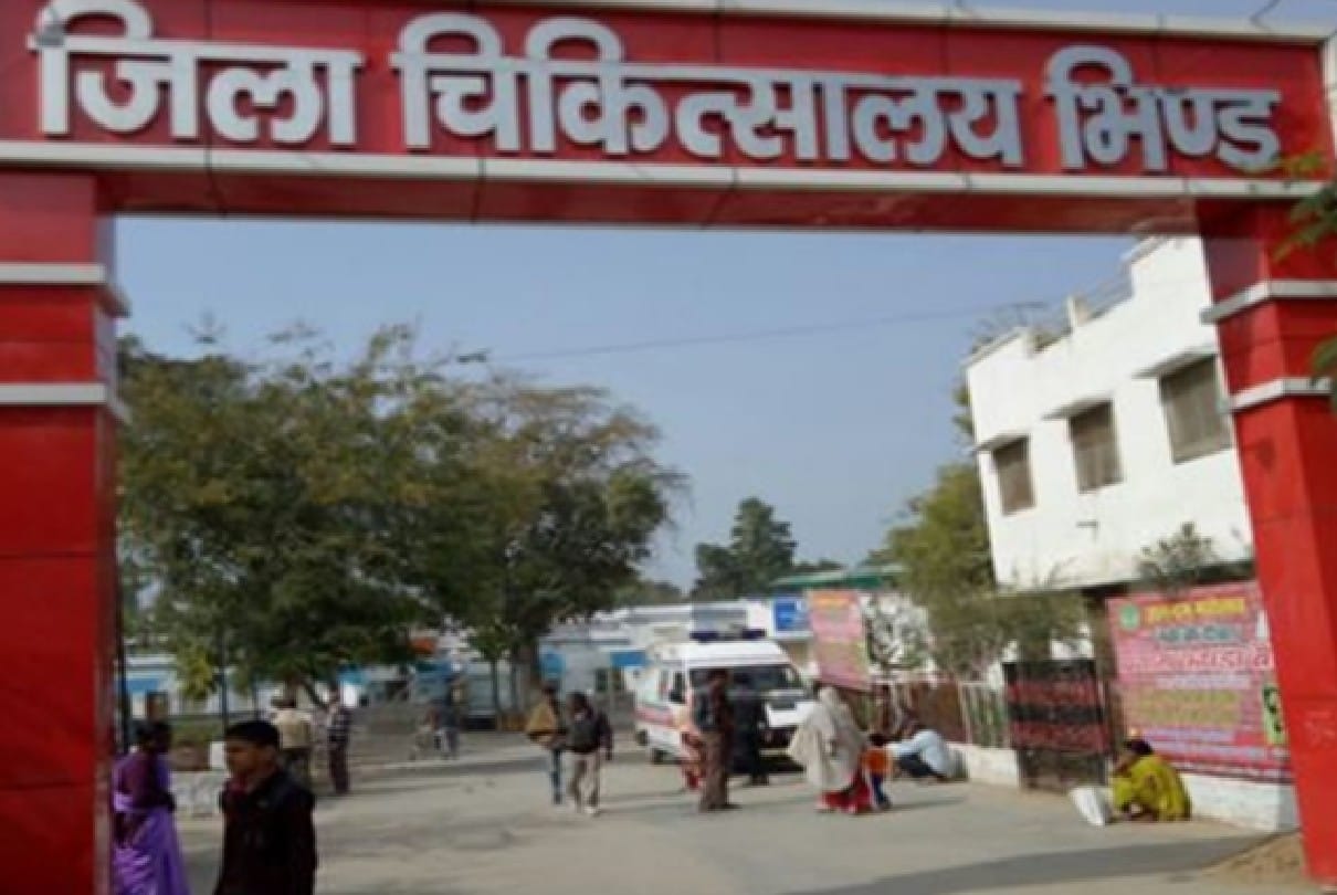 Embarrassing act in Bhind: could not pay bribe, therefore pulled out six months pregnant from hospital, delivery on the road, newborn died