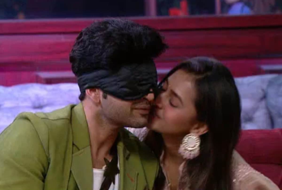 Bigg Boss 15 Romantic game played with Karan Kundrra Tejasswi Prakash in the show the actor got kiss on every right answer