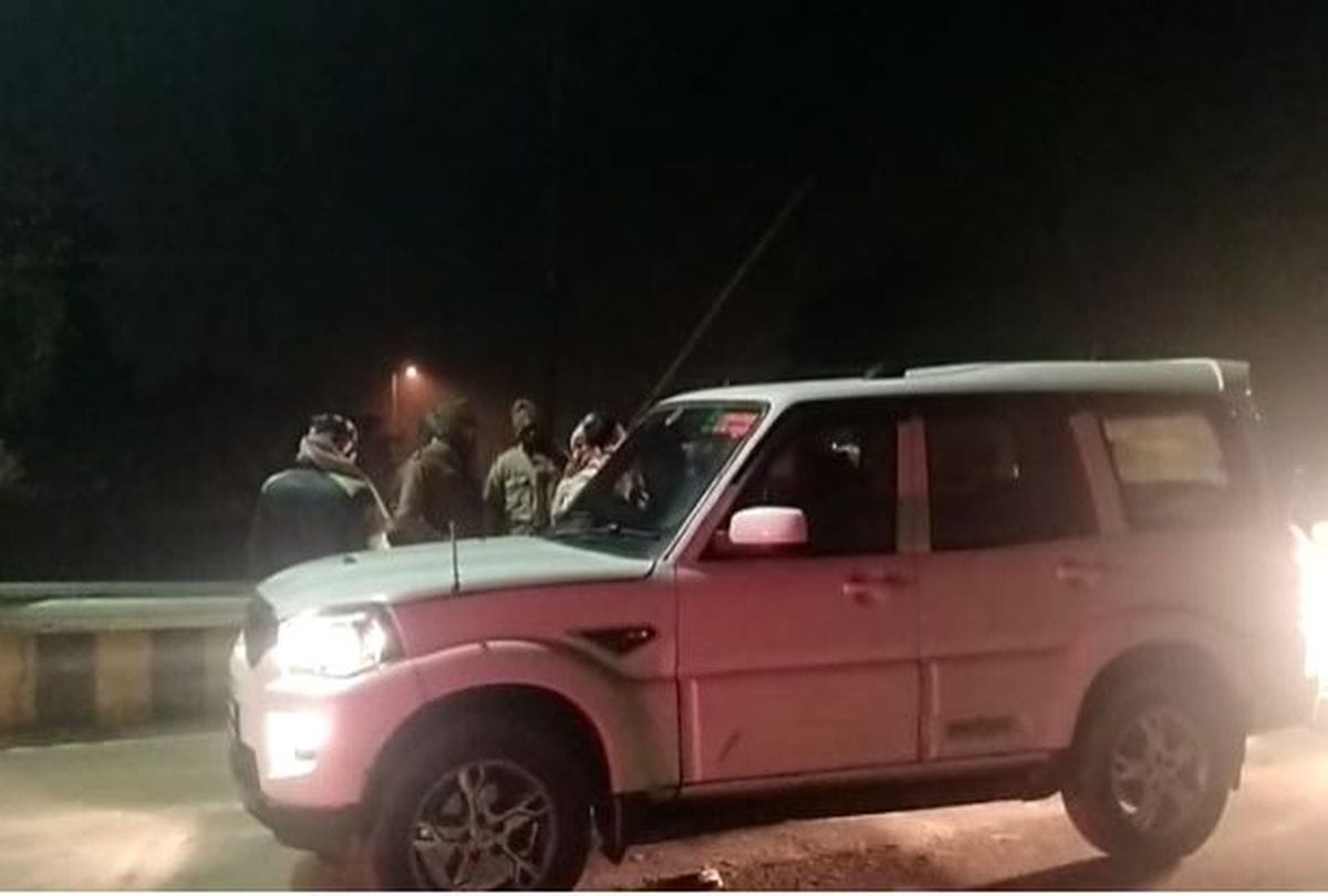 Mathura Bjp District President Misbehave With Police Man During Checking