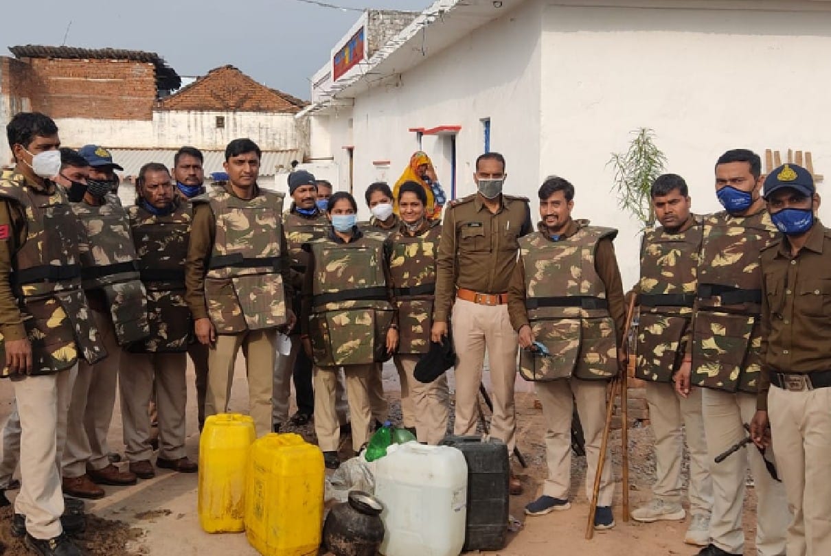 Chhatarpur: Liquor kept hidden in water tanks was caught, the accused fled from the spot as soon as the police arrived