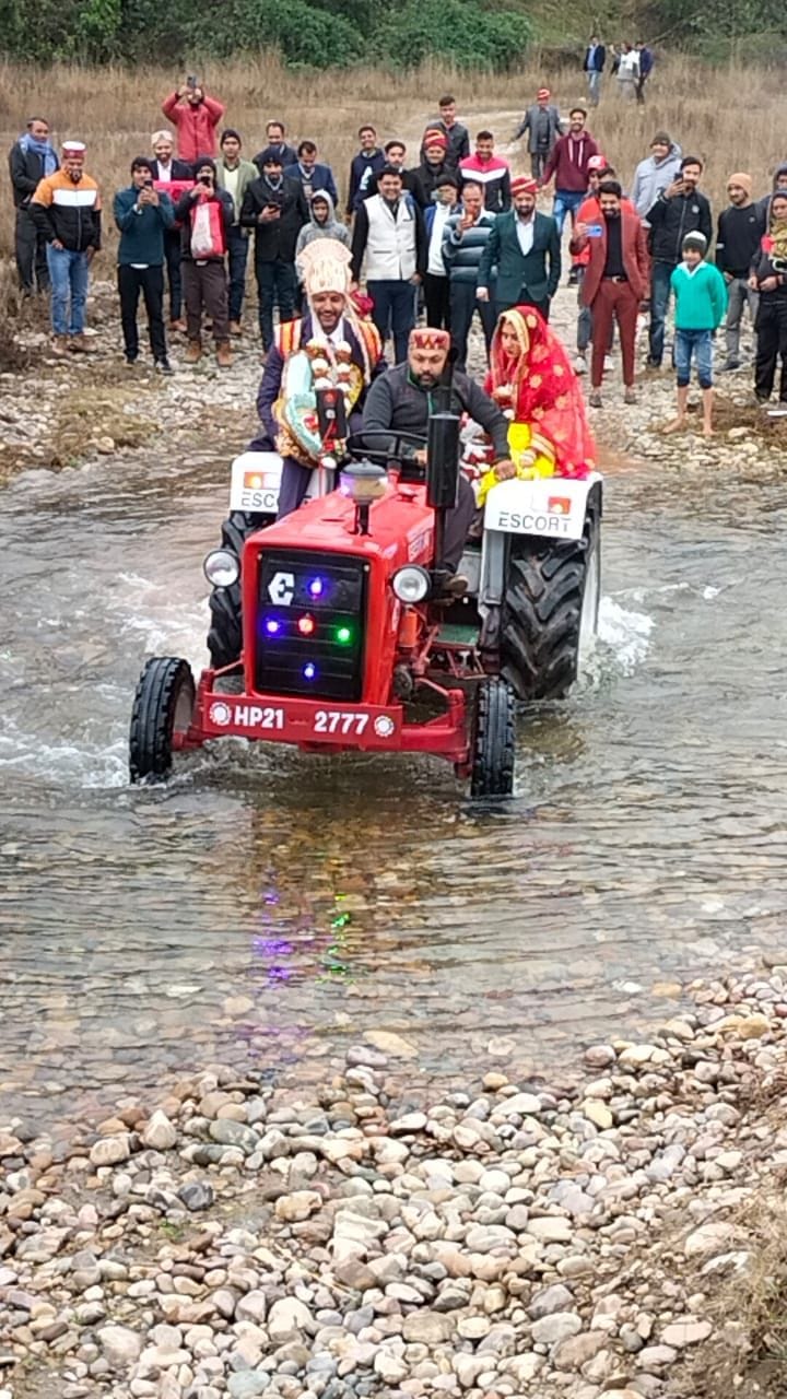 Weather disturbance: The bride and groom had to cross the ravine with a tractor