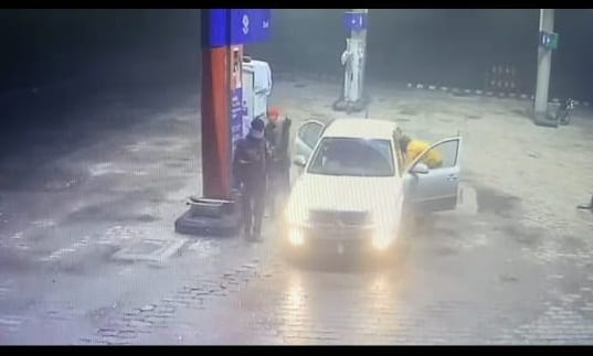 Three armed car riders robbed the petrol pump, snatched the gun from the security guard, Kurukshetra