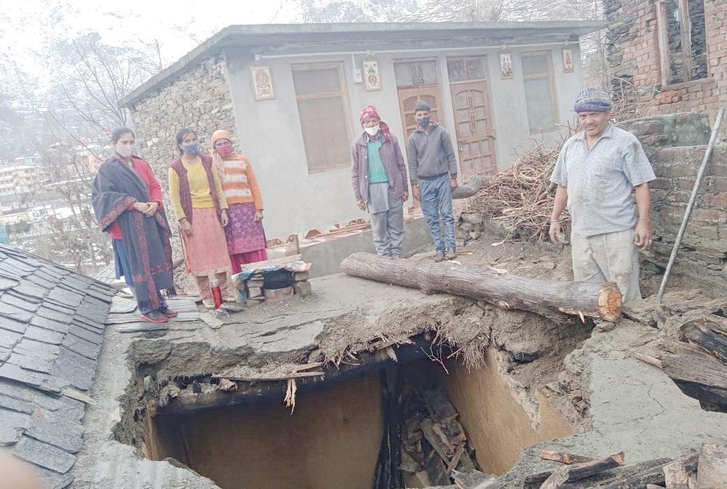 The roof of the kitchen collapsed, the girl escaped and saved her life