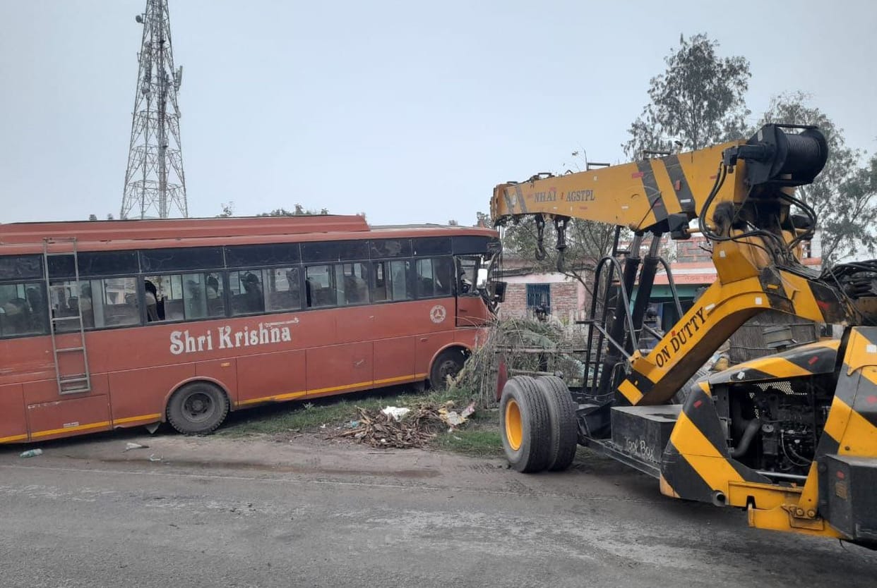 three injured in road acccident