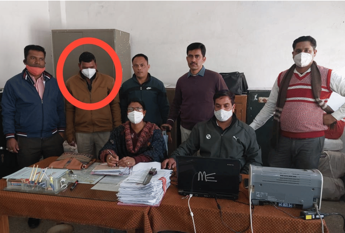 Damoh: Lokayukta team caught Babu red handed taking bribe of Rs 3 thousand