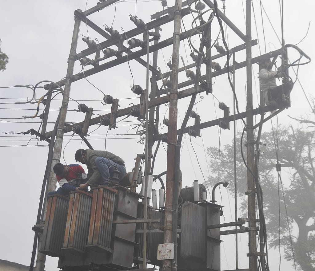 employees working continues 8 to 10 hours for  maintaing electricity supply in haripurdhaar sirmaur