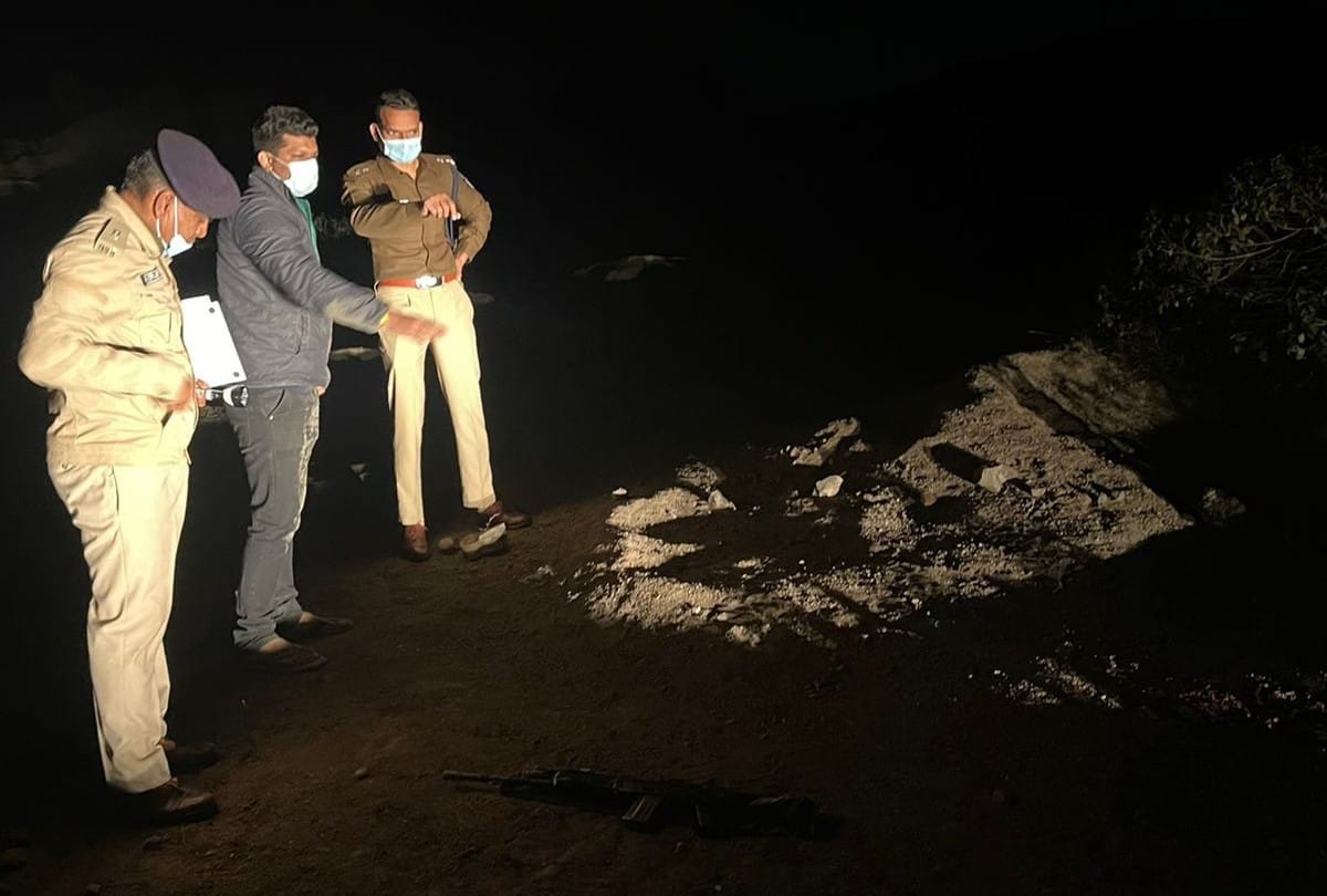 Ratlam: The accused was trying to escape by throwing dust in the eyes of the police, the police shot him in the leg
