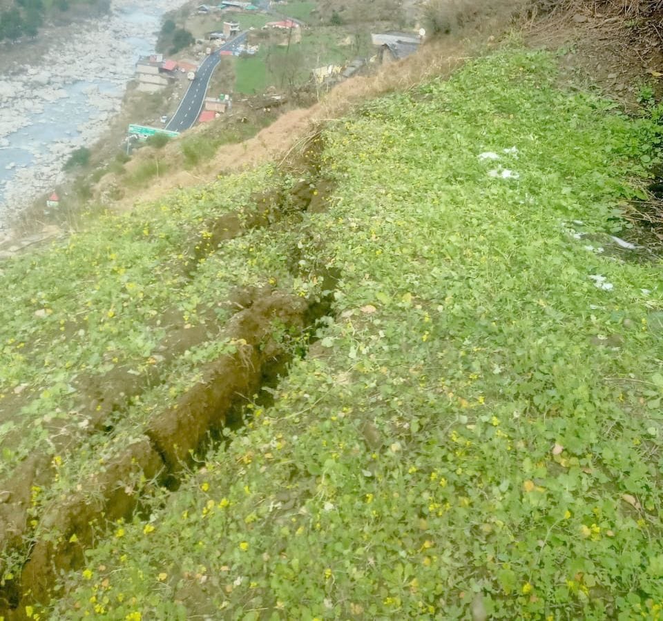 mountain cracked near Maihala bridge, danger hovered