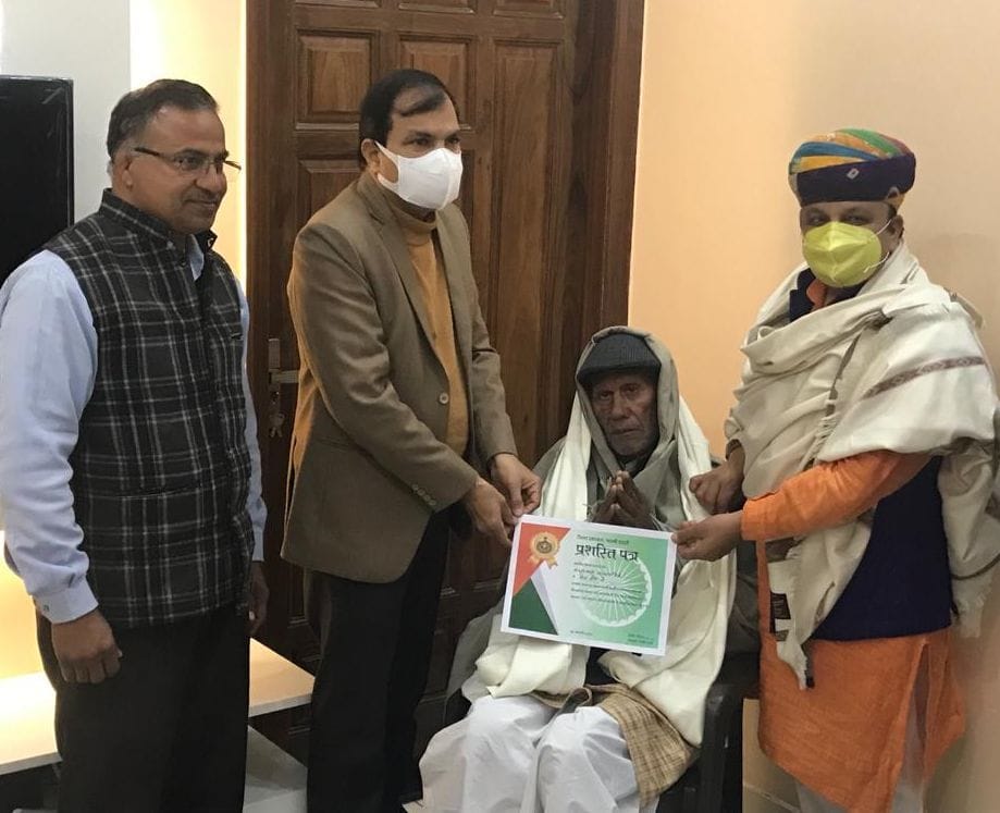 INA soldiers honored by visiting Deputy Commissioner at home