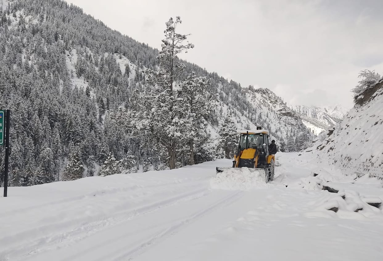 150 roads closed in Kullu and Lahaul due to snowfall